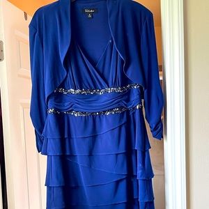 Nice cocktail dress. Perfect for wedding guest or other special occasions.